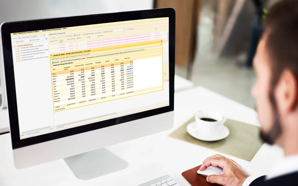Hombre trabajando en computadora con datos.